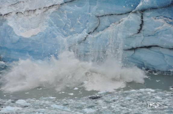 Um pedaço da parede de gelo desaba sobre o lago em frente ao glaciar Perito Moreno, no parque Nacional Los Glaciares, região de El Calafate, no sul da Argentina